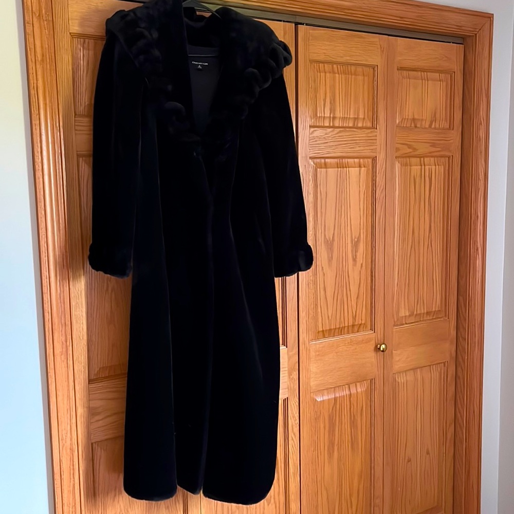 Jones New York Women’s black long faux fur coat with hood and side pockets